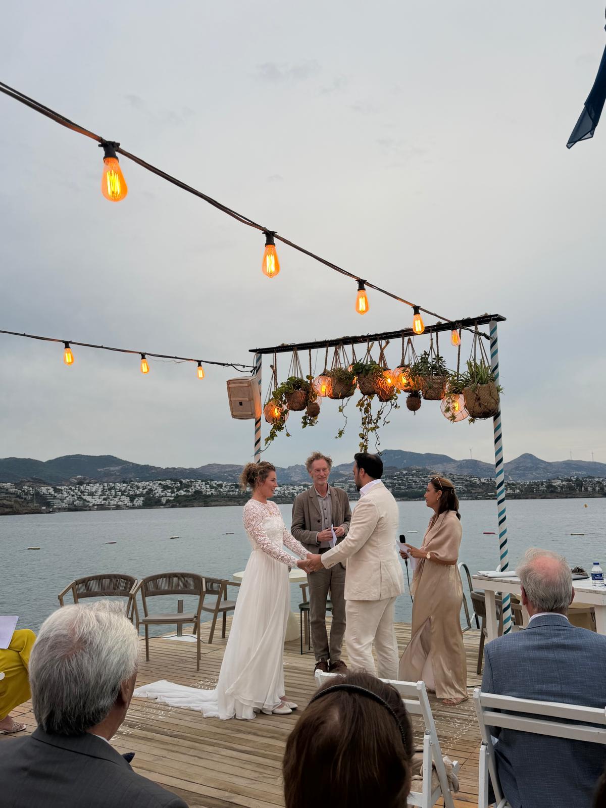 Wij tijdens onze trouwceremonie bij Moonbeach in Yalıkavak