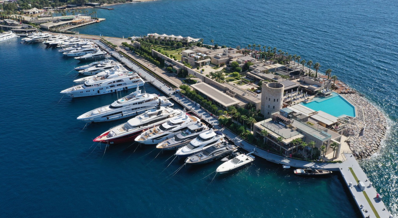 Jachten en de kust bij Yalıkavak Marina in Bodrum